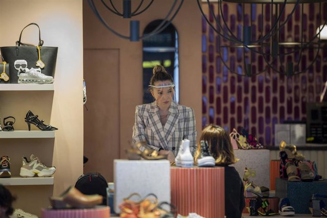 Imagen de archivo de una zapatería en Sevilla. 