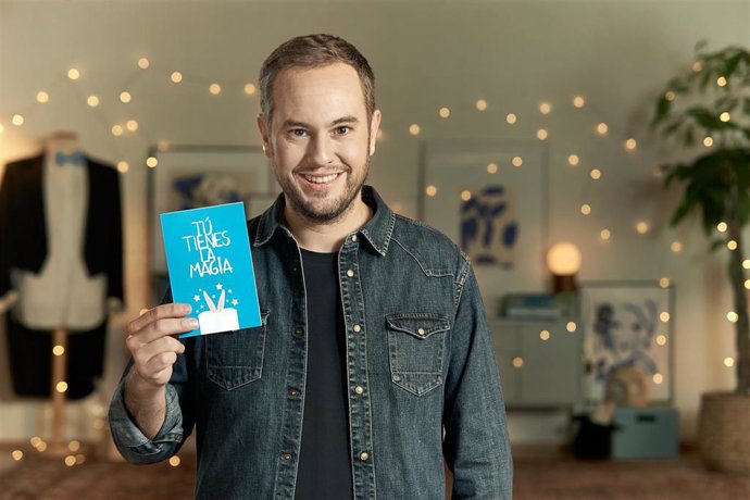 El mago Jorge Blass con la tarjeta Regalo Azul de UNICEF
