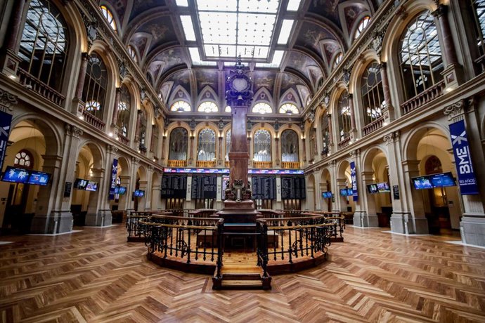 Vista de la Bolsa de Madrid (España), a 11 de septiembre de 2020. El Ibex 35 descendía un 0,95% en la media sesión de este viernes, lo que llevaba al selectivo a situarse en los 6.932,7 enteros a las 12.05 horas, un día después de la reunión del Banco C