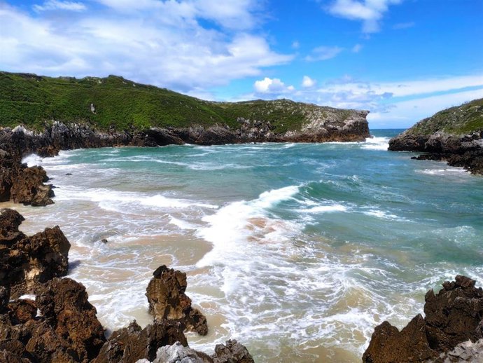 Temporal en la playa de Cué, en Llanes, con fuerte oleaje.