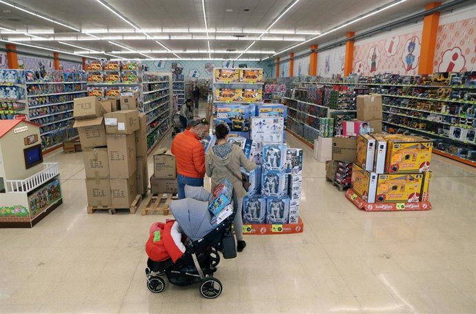 Varias personas compran juguetes en uno de los almacenes 