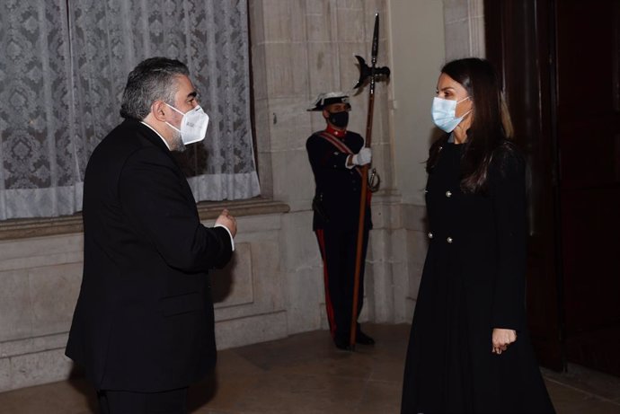 Doña Letizia recibe el saludo del ministro de Cultura y Deporte, José Manuel Rodríguez Uribes, a su llegada al Palacio Real de Madrid (España) a 03 de diciembre de 2020.