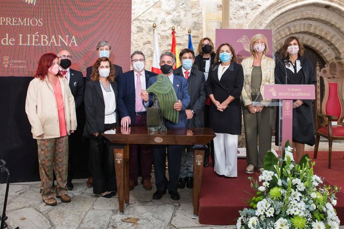 El presidente de Cantabria, Miguel Ángel Revilla, consejeros y otros asistentes a la entregada del Premio Beato de LIébana. Archivo