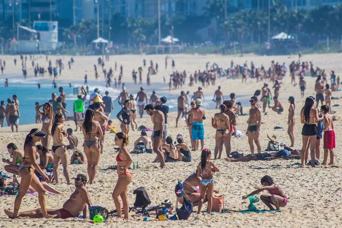 20 June 2020, Brazil, Rio De Janeiro: People crowd at a beach in Rio De Janeiro city. Despite the increase in the number of deaths due to the coronavirus in Brazil, the authorities of Rio de Janeiro allowed a gradual opening for some business and beache