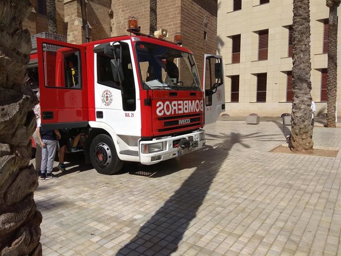 Camión de bomberos en la Plaza de la Catedral de Almería