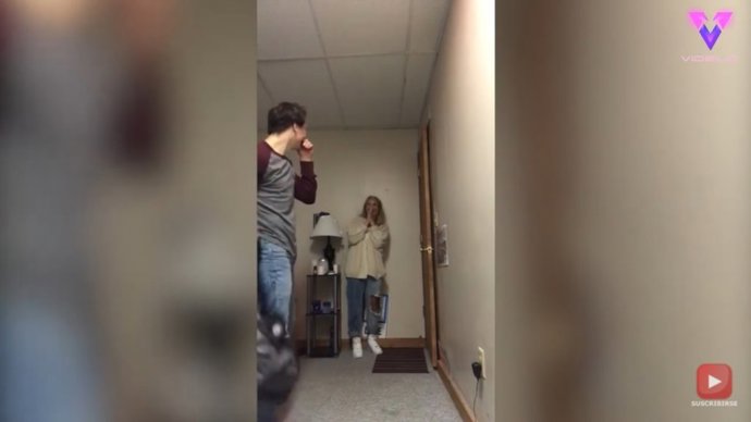 Joven sorprende a su novio tras un mes manteniendo su relación a distancia