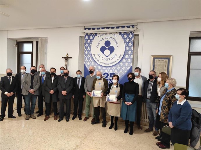 Entrega delantales solidarios a Martínez Somalo y a título postumo a Pelayo Saenz Ripa