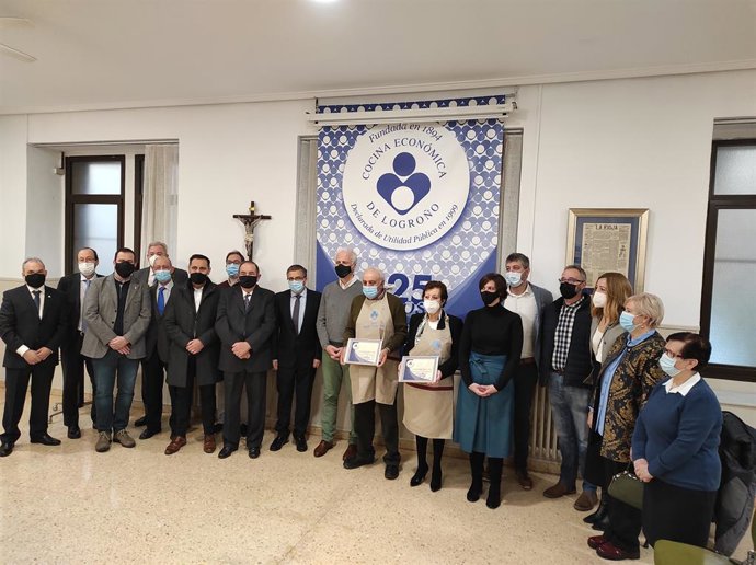 Entrega delantales solidarios a Martínez Somalo y a título postumo a Pelayo Saenz Ripa