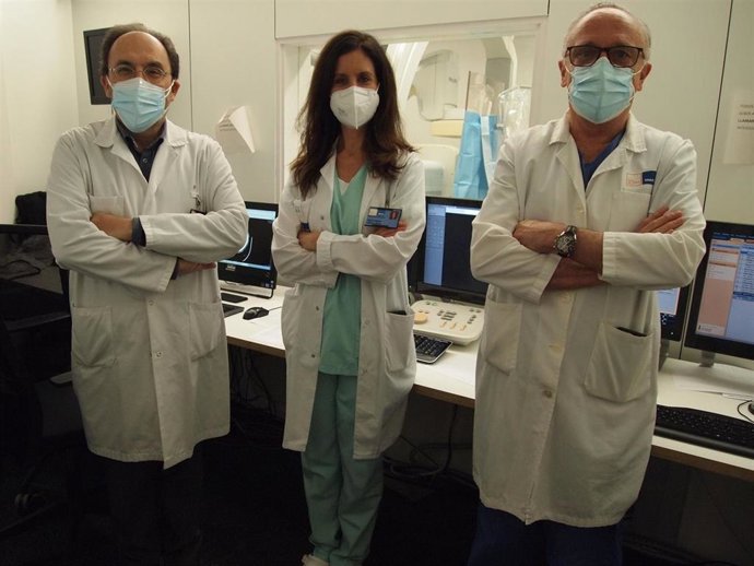 De izquierda a derecha, los autores e investigadores del Hospital del Mar de Barcelona y del IMIM,  doctor Jaume Roquer, doctora Gloria Villalba y doctor Leopoldo Guimaraens.
