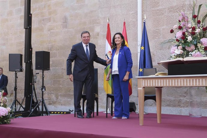 El ministro de Agricultura y Pesca en funciones, Luis Planas y la nueva presidenta del Gobierno de La Rioja, Concha Andreu, posan juntos durante el acto de toma de posesión del cargo de Andreu.