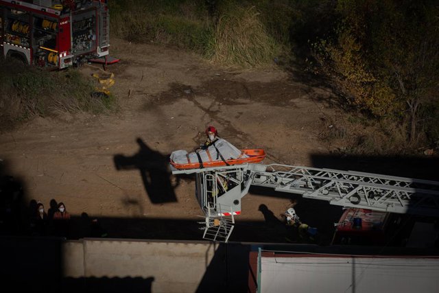 Els Bombers retiren el cos d'una de les víctimes de l'incendi a la nau de Badalona, Barcelona, Catalunya (Espanya), 10 de desembre del 2020. 