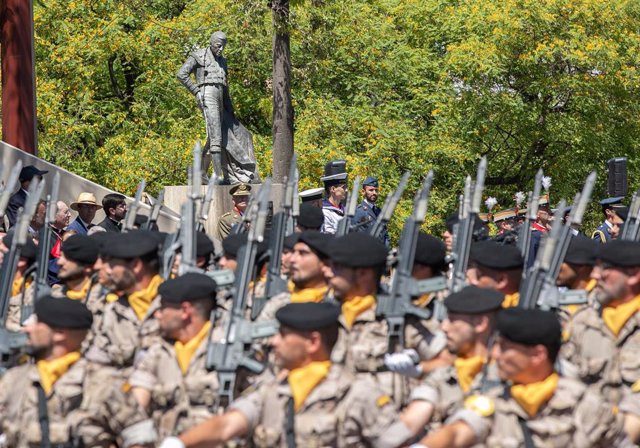 Desfile con motivo del Día de las Fuerzas Armadas en Sevilla