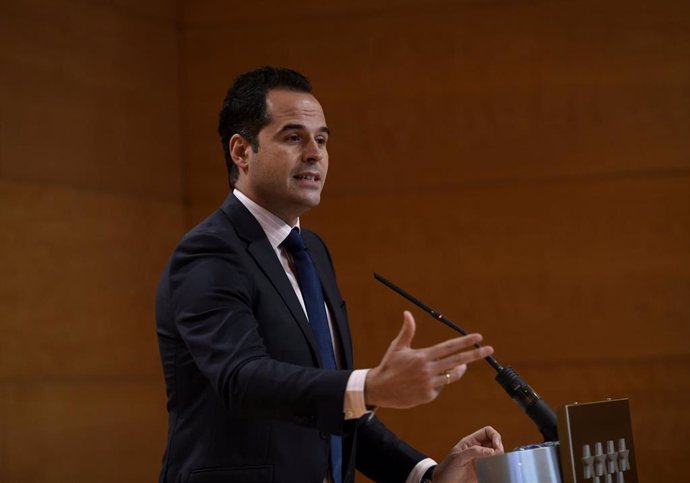 El vicepresidente, consejero de Deportes, Transparencia y portavoz de la Comunidad de Madrid, Ignacio Aguado, comparece en rueda de prensa posterior al Consejo de Gobierno de la comunidad, en la Real Casa de Correos, Madrid (España), a 9 de diciembre de