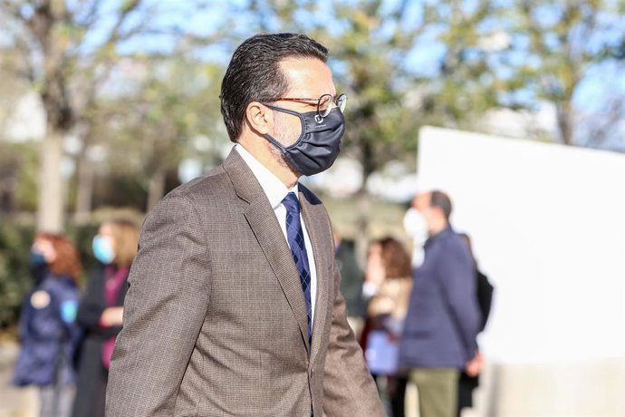 El consejero de Hacienda, Javier Fernández-Lasquetty,llegando a la inauguración del Hospital Isabel Zendal.