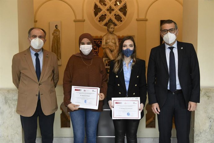 De izq. A dcha. Juan Antonio Campillo, presidente del Consejo Social de la Universidad de Murcia; Chaimaa El Alouani, ganadora del segundo premio; Almudena Pascual, ganadora del primer premio; y José Luján, rector de la UMU