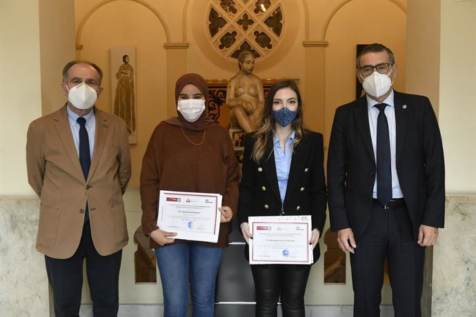 De izq. A dcha. Juan Antonio Campillo, presidente del Consejo Social de la Universidad de Murcia; Chaimaa El Alouani, ganadora del segundo premio; Almudena Pascual, ganadora del primer premio; y José Luján, rector de la UMU