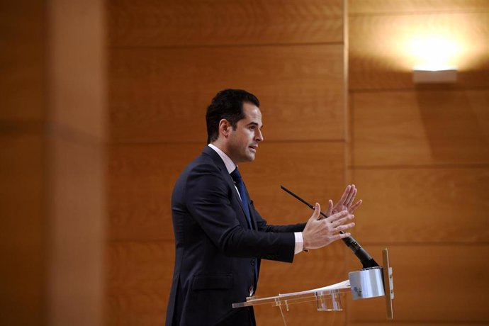 El vicepresidente, consejero de Deportes, Transparencia y portavoz de la Comunidad de Madrid, Ignacio Aguado, comparece en rueda de prensa posterior al Consejo de Gobierno de la comunidad, en la Real Casa de Correos, Madrid (España), a 9 de diciembre de