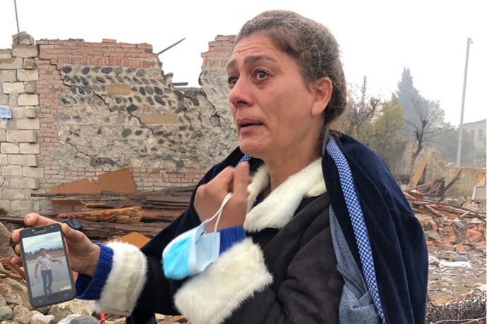 Shaira Guliyeva, de 47 años, muestra su casa destrozada por un ataque armenio con un misil balístico en territorio azerí