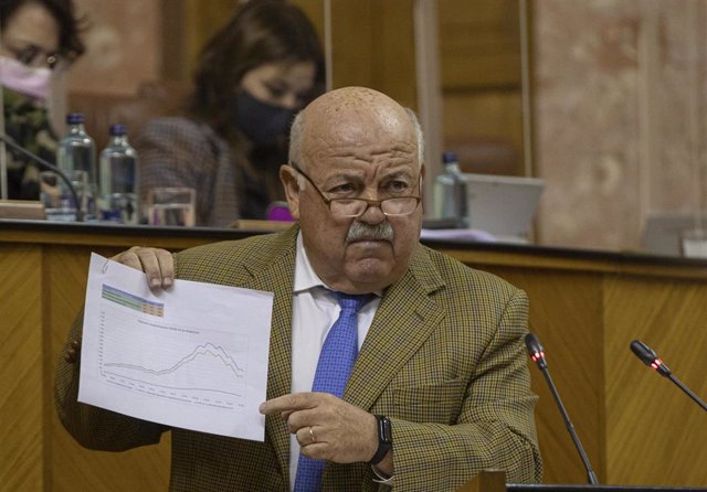 El consejero de Salud y Familias, Jesús Aguirre, en una foto de archivo en el Parlamento andaluz.