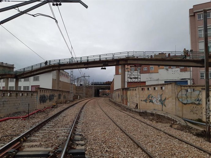 Pasarela que ADIF derribará en San Andrés del Rabanedo (León) y que transita por encima de la línea convencional León-Gijón.