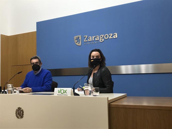 Los concejales de Vox,  Carmen Rouco y Julio Calvo