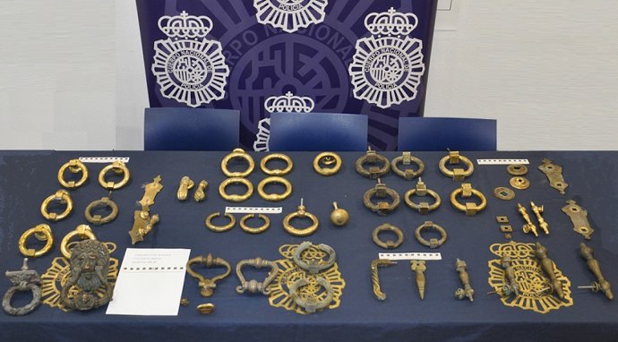 Nota De Prensa " La Policía Nacional Recupera 38 Llamadores Y Pomos De Puerta, De Bronce, En Ronda"