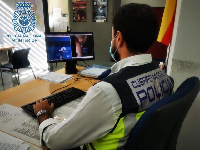 Un agente de la Policía Nacional