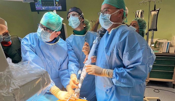 Implantación de prótesis mitral transcatéter por cirugía mínimamente invasivo con el corazón latiendo realizado por el equipo multidicisplinar de cirujanos cardiacos, cardiólogos hemodinamistas y cardiólogos especialistas en imagen.