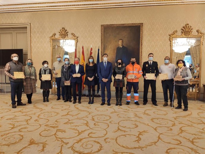 El alcalde de Salamanca, Carlos García Carbayo (centro), junto a la concejal de Participación Social y los premiados.