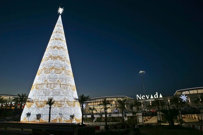 Imagen de archivo de un árbol de Navidad instalado en el Centro Comercial Nevada Shopping de Granada