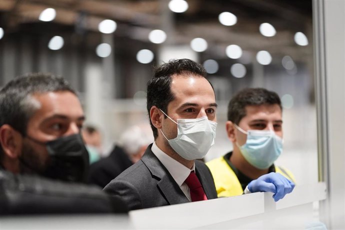 Imagen de recurso del vicepresidente de la Comunidad de Madrid, Ignacio Aguado, durante su visita al hospital provisional de Ifema.