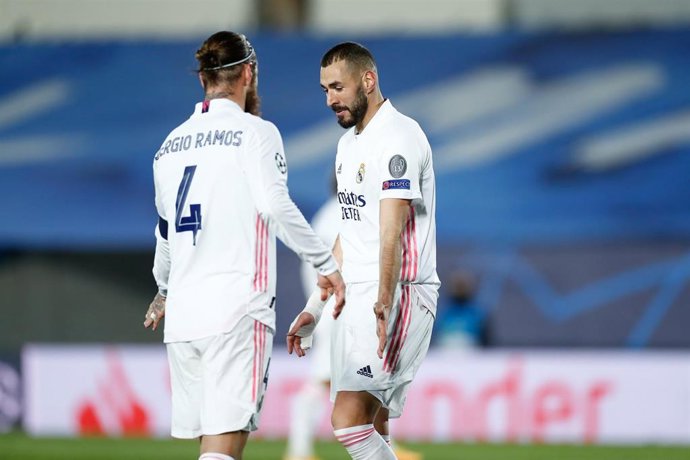 Benzema y Sergio Ramos se saludan durante el partido ante el Borussia Moenchengladbach de la Liga de Campeones 2020-2021 