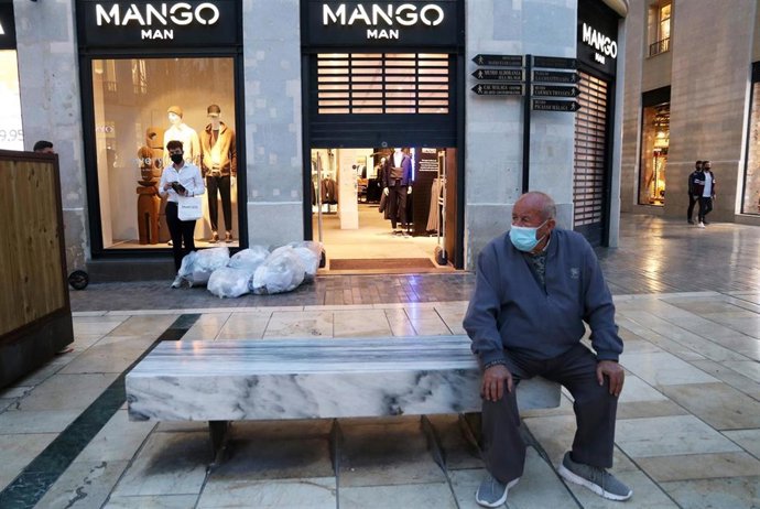 Tiendas y bares cierra a las seis de la tarde cumpliendo con el BOJA que ordena el cierre de todos los establecimientos no considerados esenciales a esa hora . Málaga a 10 de noviembre 2020