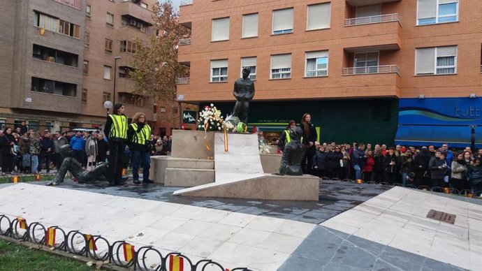 Ofrenda floral en monolito por las víctimas del atentado en la Casa Cuartel en 2018.
