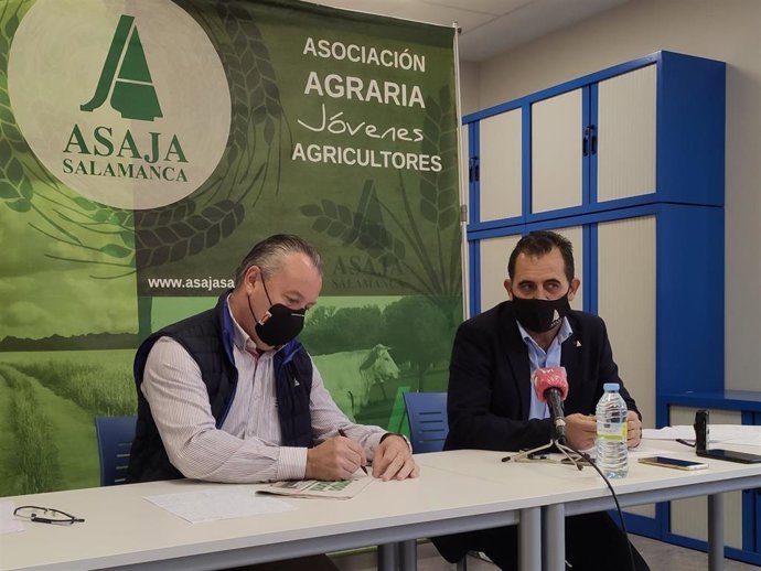 Donaciano Dujo (i) junto a Juan Luis Delgado (d) en la sede de Asaja Salamanca.