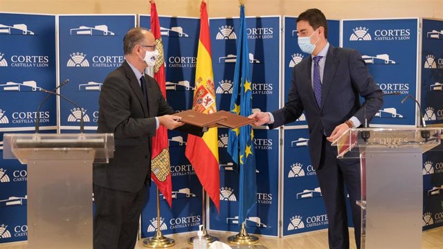 Firma del convenio entre Luis Fuentes (izquierda) y Ángel Ibáñez (derecha).