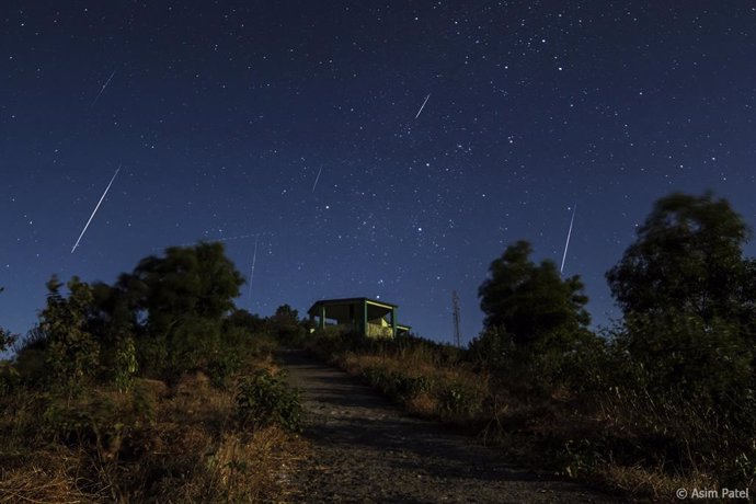 Una imagen de los meteoros Gemínidas en diciembre de 2013. Los meteoros son las rayas brillantes, sobre un fondo de estrellas.