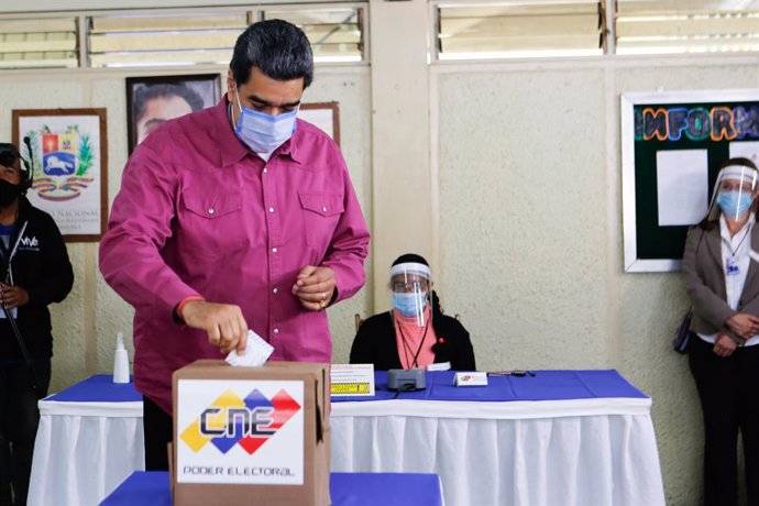 HANDOUT - 06 December 2020, Venezuela, Caracas: President of Venezuela Nicolas Maduro casts his vote into a ballot box inside a polling station during the 2020 Venezuelan parliamentary election. Maduro and his Socialist allies won just over 67 per cent,