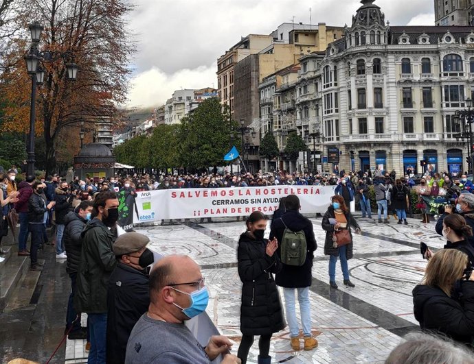 Concentración de hosteleros en Oviedo para reclamar un cambio en las condiciones de reapertura del sector en Asturias, previsto para el 14 de diciembre.