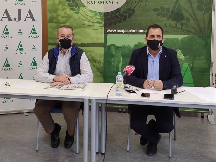 Donaciano Dujo (i) y Juan Luis Delgado (d) en la sede de Asaja Salamanca.