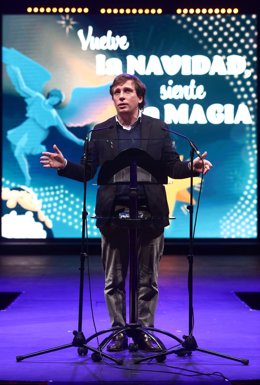 El alcalde de Madrid, Jose Luis Martínez-Almeida, durante la presentación de la programación cultural y de ocio diseñada por el Ayuntamiento para las próximas fiestas con el lema 'Vuelve la Navidad, siente la magia' en el  Teatro Circo Price