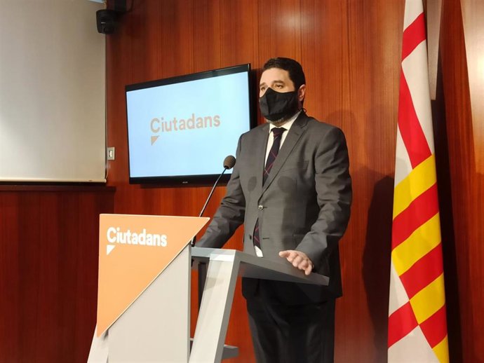 El portavoz de Cs en el Ayuntamiento de Barcelona, Paco Sierra, ha reprochado este viernes al Gobierno municipal "gastar el dinero de las ayudas extraordinarias en obras no prioritarias" para la ciudad.