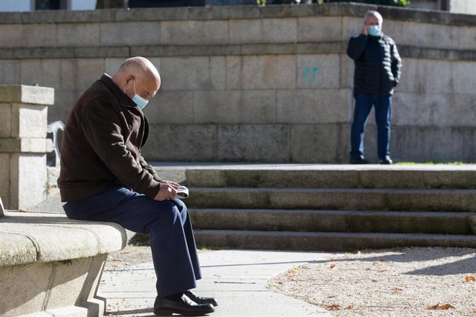 Una persona lee en un banco el mismo día de la entrada en vigor de nuevas restricciones impuestas por la crisis del Covid-19 en el municipio de Vilalba, Lugo, (España), a 21 de noviembre de 2020. Entre las medidas, además del cierre perimetral, se inclu