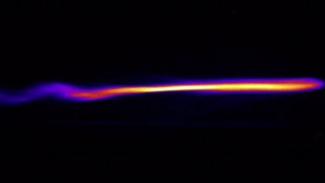 Los electrones son expulsados del acelerador de plasma casi a la velocidad de la luz, antes de pasar a través de un campo magnético que separa las partículas por su energía.