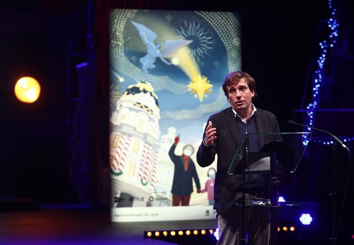 El alcalde de Madrid, Jose Luis Martínez-Almeida, durante la presentación de la programación cultural y de ocio diseñada por el Ayuntamiento para las próximas fiestas con el lema 'Vuelve la Navidad, siente la magia' en el  Teatro Circo Price