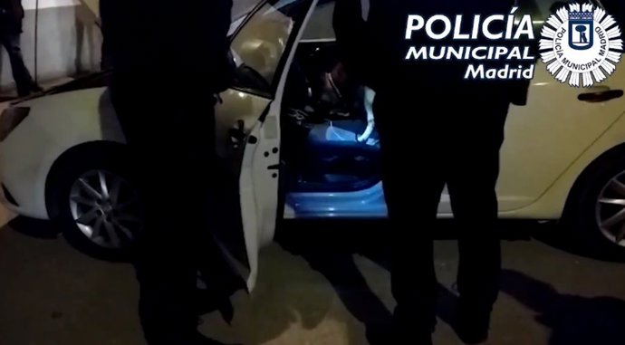 Dos detenidos tras localizar el perro policía Django una bolsa de cocaína debajo del freno de mano de su coche