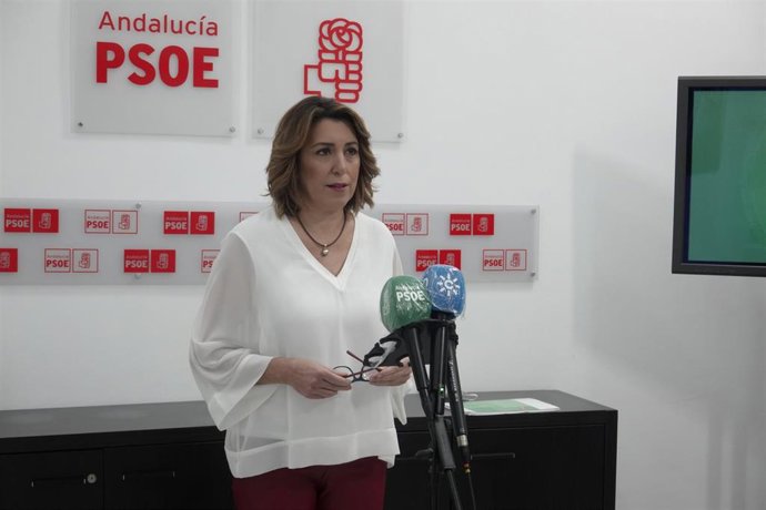 La secretaria general del PSOE-A, Susana Díaz, atiende a los medios en la sede del partido.