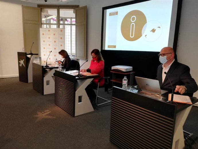 (I-D) La Presidenta De CAEB, Carmen Planas; La Presidenta Del Govern, Francina Armengol; Y El Director Técnico De La Fundación Impulsa, Antoni Riera, Al Comienzo De La Reunión Del Patronato De La Fundación Impulsa, En Caixaforum.