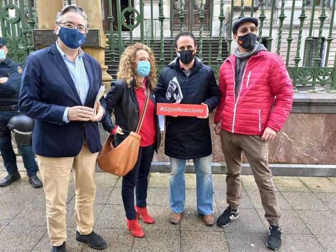La presidenta del PP de Asturias, Teresa Mallada, y el diputado Pablo González se reúnen con miembros de la plataforma 'Gijón Reacciona'.