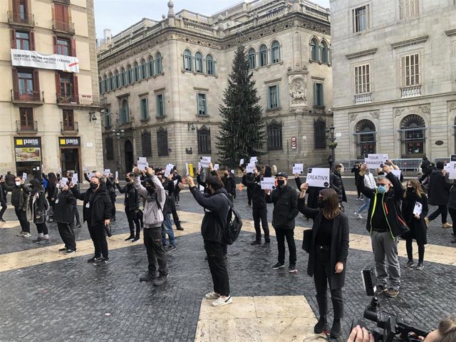 Unos 40 trabajadores de eventos protesta en Barcelona por el "desamparo" de la administración